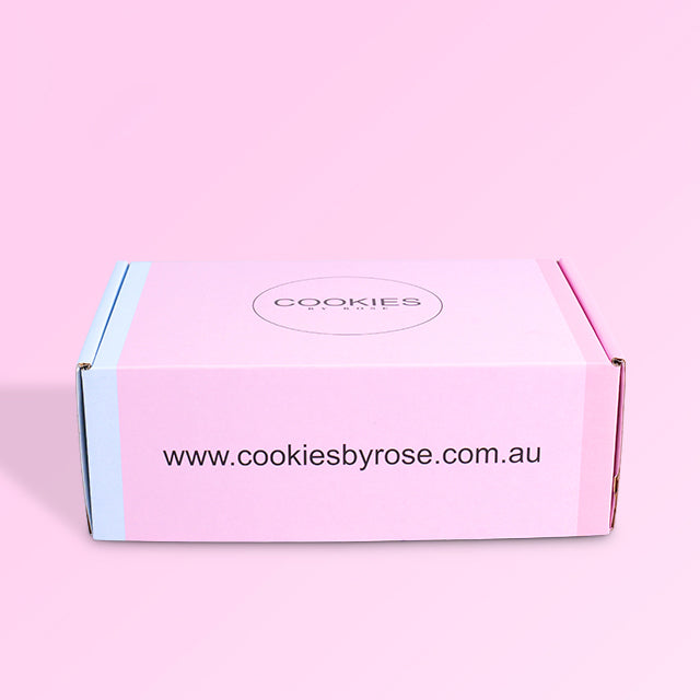 Bottom view of pink mailer box displaying the full website URL and seam details